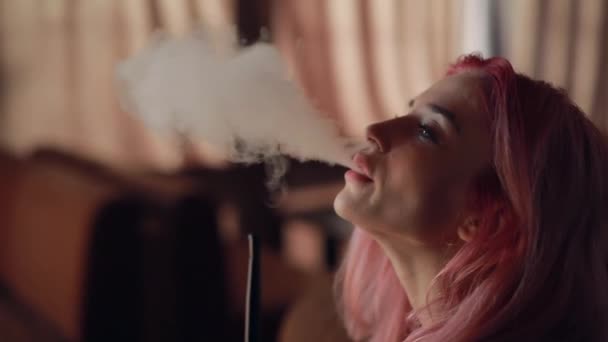 Sexig okonventionell kvinna rökning vattenpipa — Stockvideo