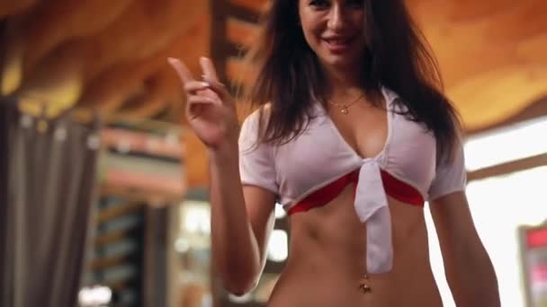 Сексуальна жінка позує в клубі — стокове відео