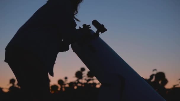 Mujer mirando a la luna a través del telescopio — Vídeos de Stock