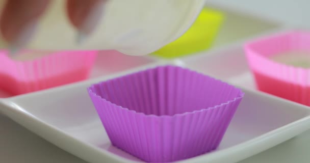 Cocinar magdalenas de masa. Muffins verter en bandejas de silicona . — Vídeos de Stock