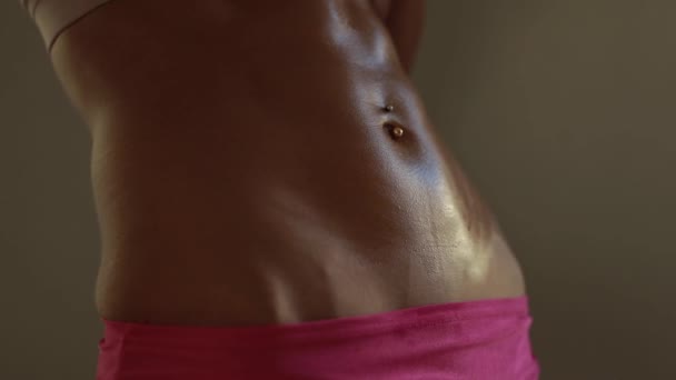 L'eau tombe sur un corps féminin sexy et un ventre mince — Video