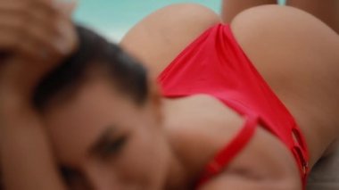 Yüzme havuzu yakınında kırmızı mayo poz seksi baştan çıkarıcı kadın