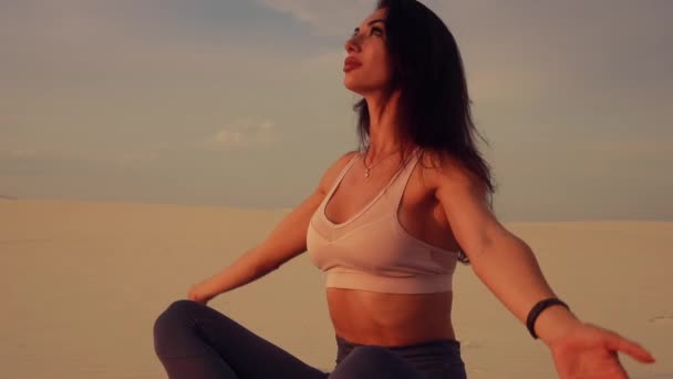 Mulher meditando ioga no deserto ao pôr do sol — Vídeo de Stock