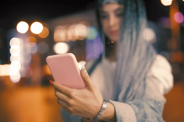 Woman holding smart phone and give your number — Stock Photo, Image