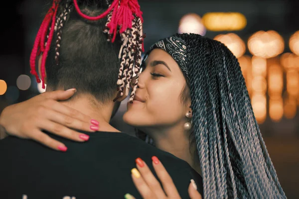 Non convenzionale giovane coppia baci in notte città — Foto Stock