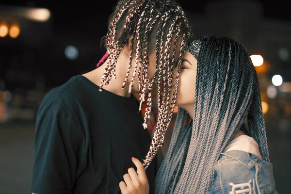 Non convenzionale giovane coppia baci in notte città — Foto Stock