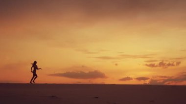 Çölde çalışan mutlu özgürlük kadın silueti