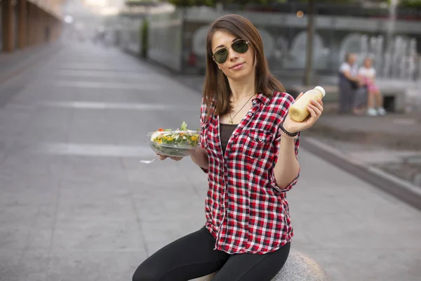 Jovem comendo salada na cidade urbana ao ar livre, lanche para jantar — Fotografia de Stock