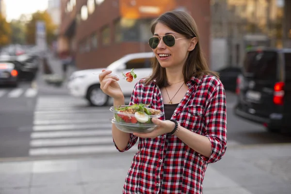 Ung kvinna äter sallad på Urban City utomhus, middag mellanmål — Stockfoto