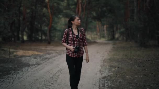 Turismo mujer fotógrafa senderismo en el bosque — Vídeos de Stock