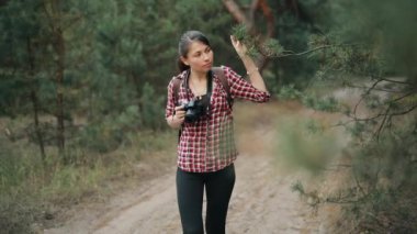 Ormanda gezen turist kadın fotoğrafçı.