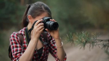 Ormanda gezen turist kadın fotoğrafçı.