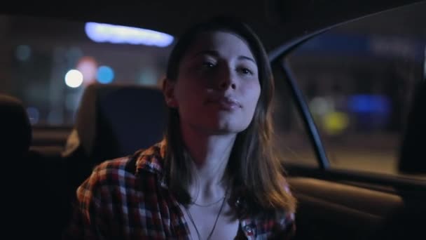 Női utas zenét hallgat egy autóban sztereó fülhallgatóval — Stock videók