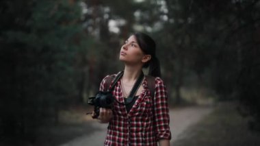 Ormanda gezen turist kadın fotoğrafçı.