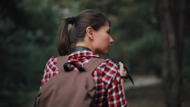 Turist kadın fotoğrafçı ormanda yürüyüş yapıyor. — Stok video