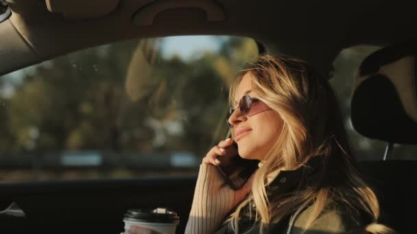 Mulher falando por telefone em um carro — Vídeo de Stock