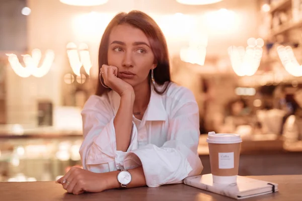 Triest vrouw zitten in café — Stockfoto