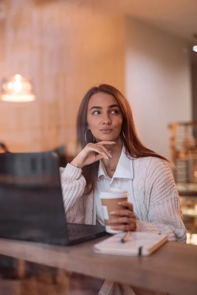 カフェでラップトップで働く女性 — ストック写真