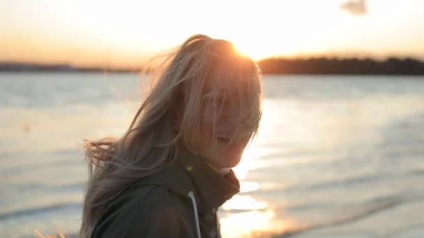 Femme heureuse riant en me regardant debout près de la rivière — Video