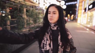 Güzel genç kadın gece şehrinde selfie çekti