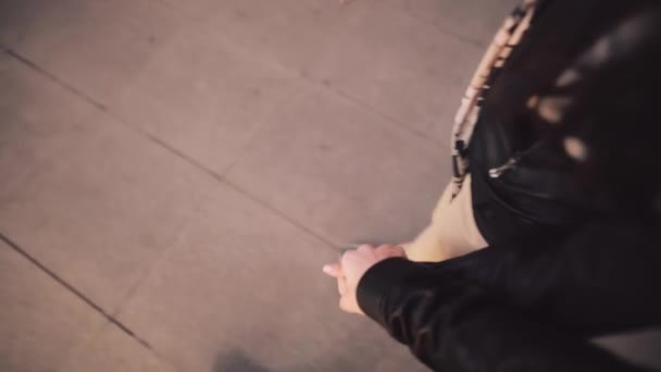 Aanzicht vanuit de eerste persoon, paren die samen wandelen houden de handen 's nachts — Stockvideo