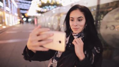 Güzel genç kadın gece şehrinde selfie çekti