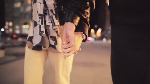 夜に手をつないで一緒に歩くカップル — ストック動画