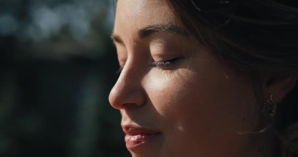 Close up de mulher abrir os olhos e olhando para a natureza — Vídeo de Stock