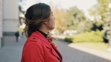 Gülümseyen sevimli kadınlar doğada yüz