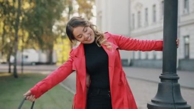 Sokakta yürüyen kadın sonbahar gününün tadını çıkarıyor