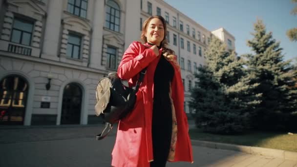 Mujer girando disfruta de día de otoño — Vídeos de Stock