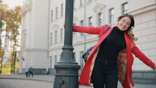 Femme marchant le long de ruelle jouit jour d'automne — Video