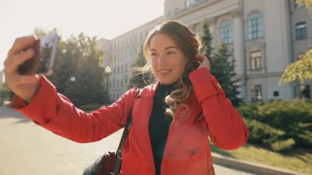 Piękna młoda kobieta zrobić selfie cieszy jesienny dzień fotografowanie siebie — Wideo stockowe