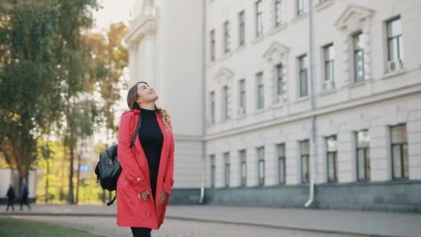 Vrouw wandelen langs steeg geniet van de herfst dag — Stockvideo