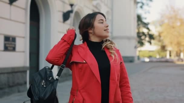 Mode vrouw wandelen langs steeg op de herfst dag — Stockvideo