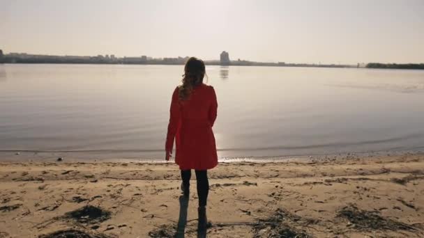 Ensam kvinna gå till floden, back View — Stockvideo