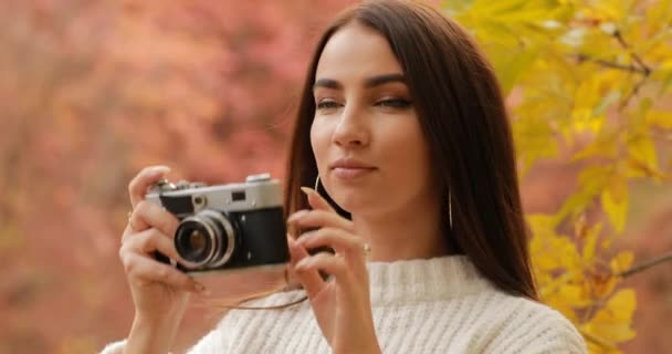 Kvinde fotograf tage et billede af efteråret naturen – Stock-video