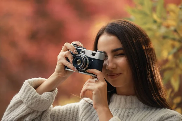 女性写真家が秋の自然の写真を撮る — ストック写真