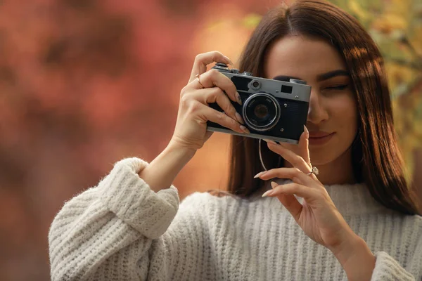 Femme photographe prendre une photo de la nature d'automne — Photo