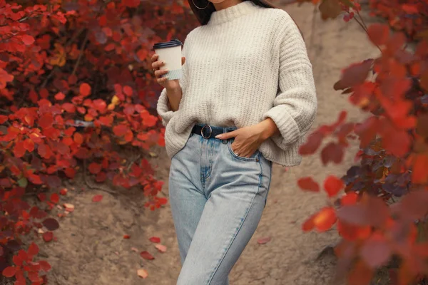 Frau trinkt Kaffee im roten Herbstwald — Stockfoto