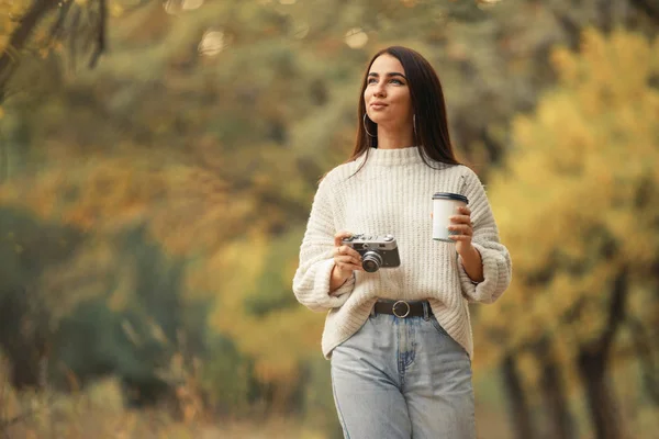 Vrouw fotograaf Maak een foto wandelen in het herfst bos — Stockfoto