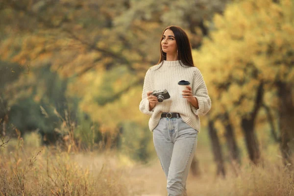 Mujer fotógrafa tomar una foto caminando en el bosque de otoño —  Fotos de Stock