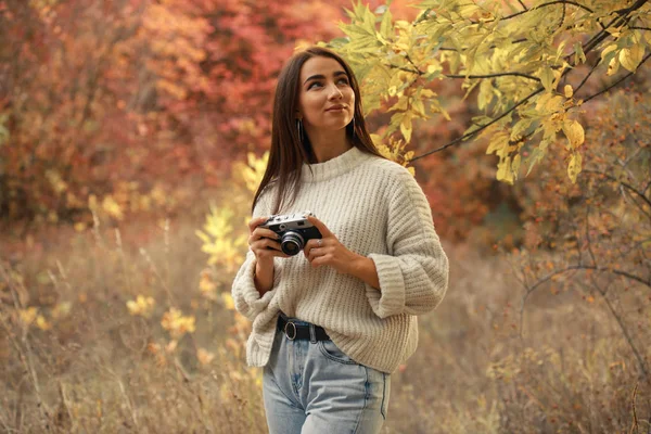 Vrouw fotograaf Maak een foto wandelen in het herfst bos — Stockfoto