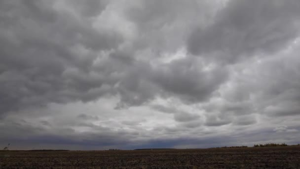 Bouřlivé mraky lítají po obloze, čas běží — Stock video