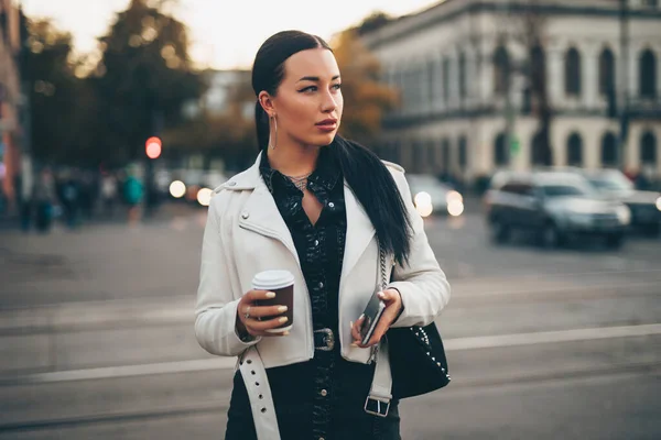 Hermosa mujer sosteniendo taza de café de papel y disfrutando de caminar en la ciudad —  Fotos de Stock