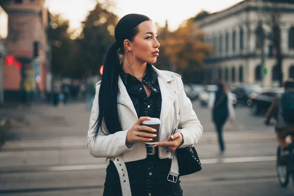 Bella donna in possesso di tazza di caffè di carta e godendo di camminare in città — Foto Stock