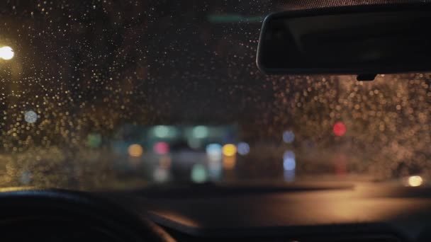 Fondo de la ventana del coche delantero en la limpieza de gotas de lluvia por limpiaparabrisas — Vídeos de Stock