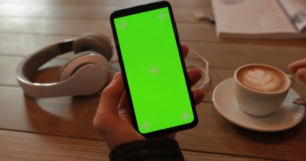 Використання порожнього зеленого екрану смартфона в чоловічій руці — стокове відео