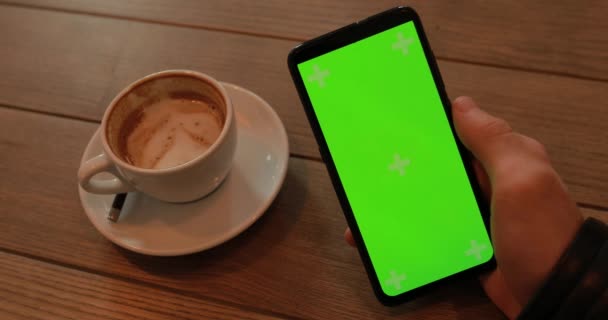 Üres zöld képernyő okostelefon férfi kézben — Stock videók