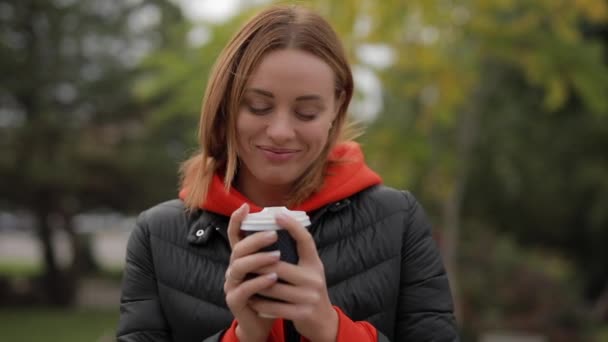 Heureuse femme souriante regardant la caméra — Video